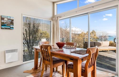 Frankton Casa | Lake Views on Yewlett - Queenstown Holiday Home