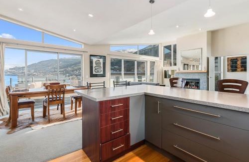 Frankton Casa | Lake Views on Yewlett - Queenstown Holiday Home