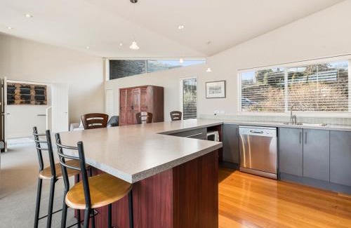Frankton Casa | Lake Views on Yewlett - Queenstown Holiday Home