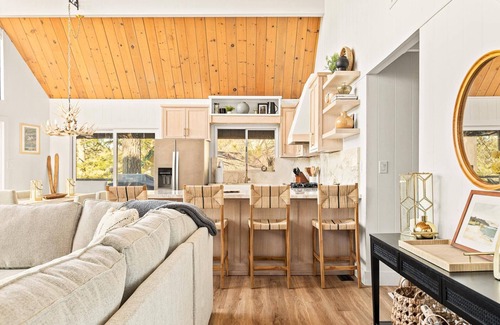 Lake Arrowhead Cabina | Lake Views Remodeled Game Room Fire Pit Studio