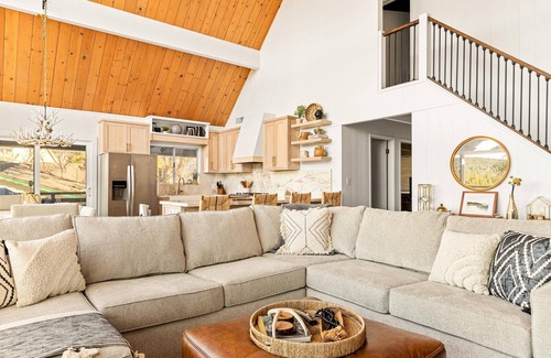 Lake Arrowhead Cabina | Lake Views Remodeled Game Room Fire Pit Studio