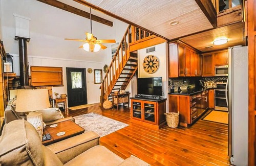 Jasper Cabaña | Lake Views, Short Walk to Water, Joy Rock Garden, Sleeps 7