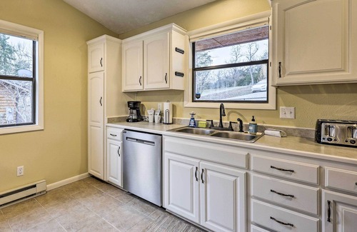 Arrow Point Casa | Lake Views: Table Rock Lake Retreat w/ Fenced Yard