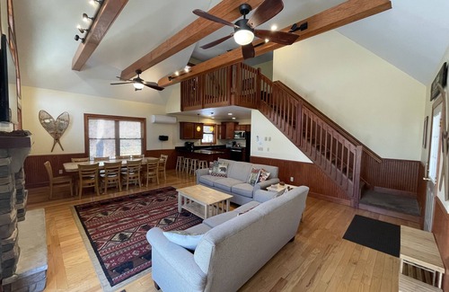 Lake Harmony Estates Chalet De Esquí | "Lake Walk Lodge" Sonos, sauna, Shuffle Board, bañera de hidromasaje, sala de juegos, carga EV, 6+ B