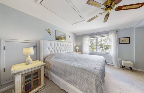 Tafton Casa | Lake Wallenpaupack Lakefront - 3 bed 2 bath Stunning Views with Hot Tub