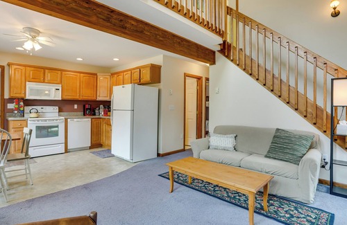 Greentown Casa | Lake Wallenpaupack Fall Getaway w/ Deck!