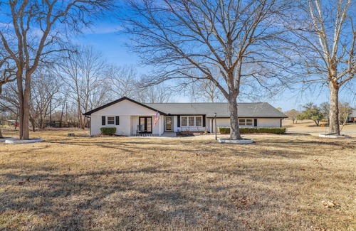 Weatherford Casa | Lake Weatherford Home - bring the Kids, RV & Boat