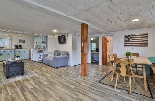 Lochmere Cabina | Lake Winnisquam Waterfront Camp Dog Friendly with Large Yard to Play!
