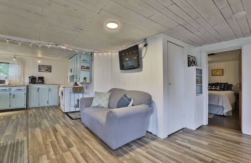 Lochmere Cabina | Lake Winnisquam Waterfront Camp Dog Friendly with Large Yard to Play!