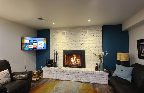 The Lakes Casa | Lakefront: 2-7p, Hot Tub+ Fireplace + Kayaks + Pool Table + Ice Fishing