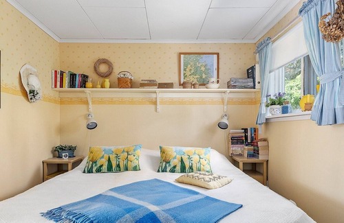 Saffle Municipality Cabaña | Lakefront 2-bedroom remote cottage (Lake Vänern)