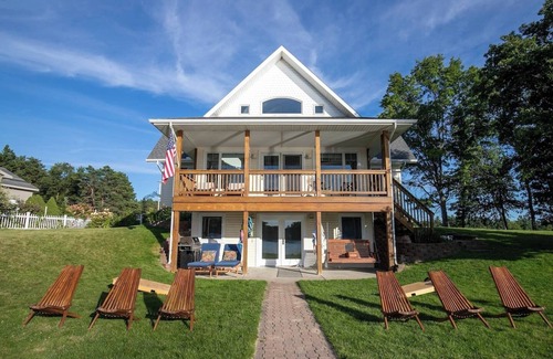 Lake Cabaña | Lakefront | 2 Saunas, Firepit, Kayaks, Dock & Boat
