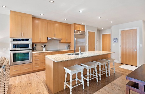 Sicamous Condominio | Lakefront 3 bedroom condo with large balcony, pool, gym and boat slip