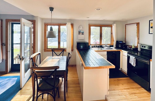 Traverse City Casa | Lakefront House 4-bedroom with WiFi, AC near Traverse City Art+