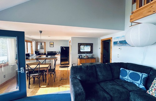 Traverse City Casa | Lakefront House 4-bedroom with WiFi, AC near Traverse City Art+