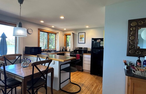 Traverse City Casa | Lakefront House 4-bedroom with WiFi, AC near Traverse City Art+