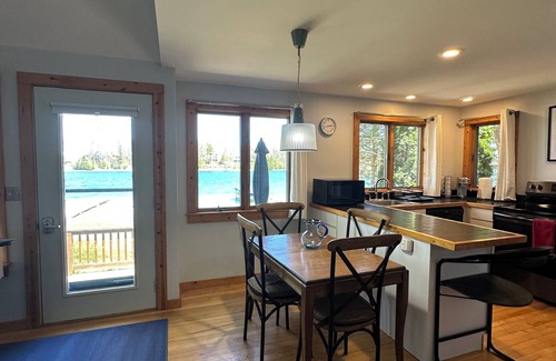 Traverse City Casa | Lakefront House 4-bedroom with WiFi, AC near Traverse City Art+