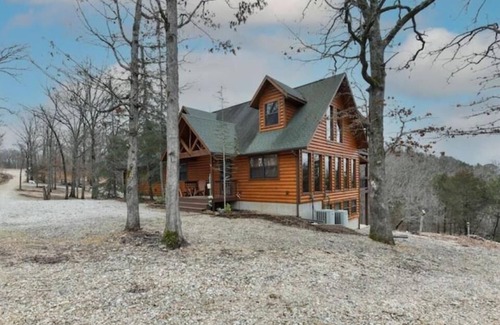 Eagle Rock Casa | Lakefront 5 Bedroom, 3 Bath Cabin on Tablerock Lake, PONTOON available to rent!
