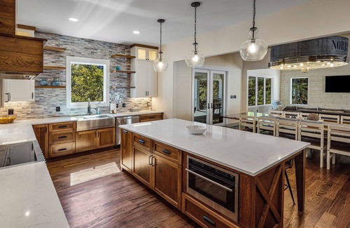 Tazewell Cabaña | LakeFront 7 bedroom Cottage. Private Cove, no Steps to Water, golf cart!