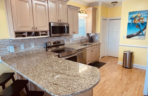 Myrtle Beach Casa | 5 BR Lakefront Beach House en Ocean Lakes: ¡GRATIS carrito de golf, bicicletas y parque acuático!