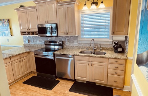 Myrtle Beach Casa | 5 BR Lakefront Beach House en Ocean Lakes: ¡GRATIS carrito de golf, bicicletas y parque acuático!