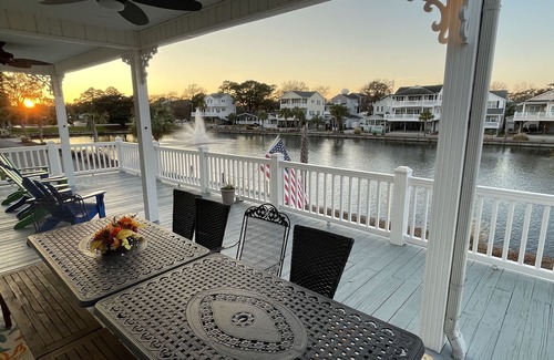 Myrtle Beach Casa | 5 BR Lakefront Beach House en Ocean Lakes: ¡GRATIS carrito de golf, bicicletas y parque acuático!