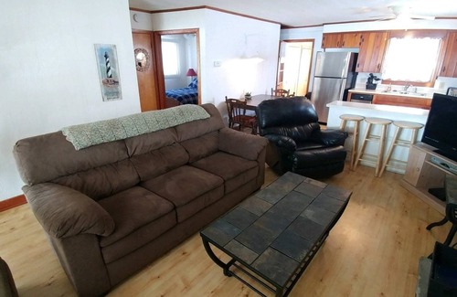 Bemus Point Cabaña | Lakefront Bemus Point Cottage. A / C, 200 pies + muelle moderno. Familia, pesca y diversión!