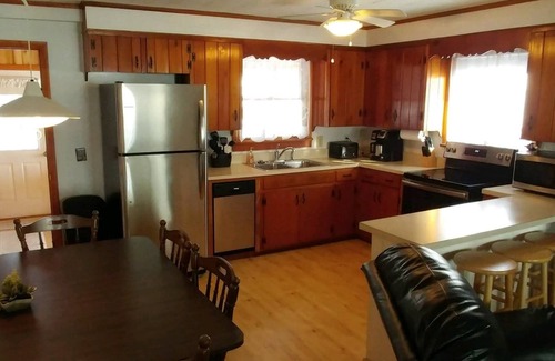 Bemus Point Cabaña | Lakefront Bemus Point Cottage. A / C, 200 pies + muelle moderno. Familia, pesca y diversión!
