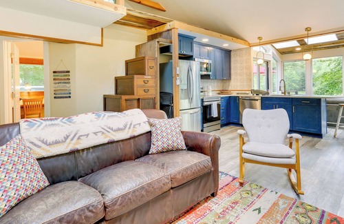 White Lake Cabina | Lakefront Bethel Cabin w/ Deck, Grill & Views!