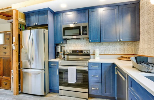 White Lake Cabina | Lakefront Bethel Cabin w/ Deck, Grill & Views!