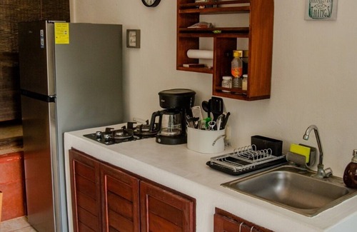Bacalar Casa | BUNGALOW A LA ORILLA DE LA LAGUNA, CON A/C, COCINA & BAÑO. PARA HASTA 5PAX.
