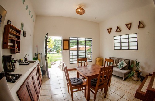 Bacalar Casa | BUNGALOW A LA ORILLA DE LA LAGUNA, CON A/C, COCINA & BAÑO. PARA HASTA 5PAX.