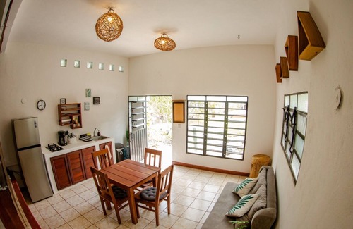 Bacalar Casa | BUNGALOW A LA ORILLA DE LA LAGUNA, CON A/C, COCINA & BAÑO. PARA HASTA 5PAX.