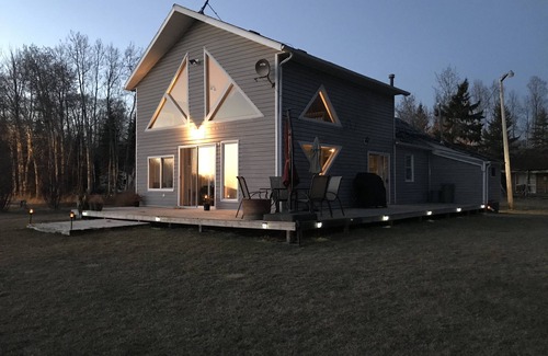 Central Alberta Casa | Lakefront Cabin on LacLaNonne! Perfect year round with ice & summer fishing!