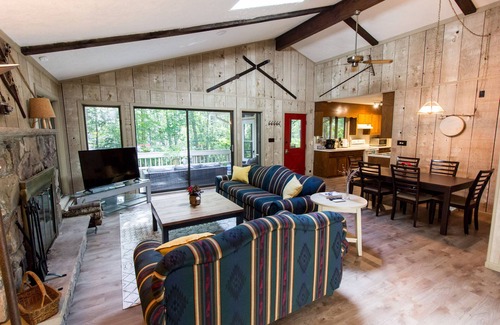 Gouldsboro Cabina | Lakefront Cabin in Poconos Mountain Resort