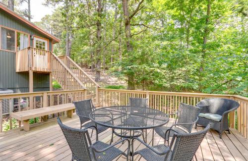 Eureka Springs Casa | Lakefront Cabin Less Than 3 Mi to Dtwn Eureka Springs!