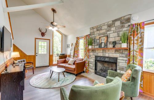 Eureka Springs Casa | Lakefront Cabin Less Than 3 Mi to Dtwn Eureka Springs!
