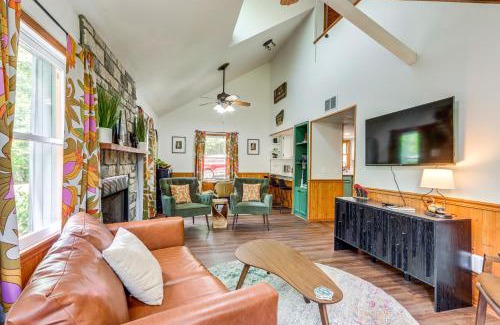 Eureka Springs Casa | Lakefront Cabin Less Than 3 Mi to Dtwn Eureka Springs!