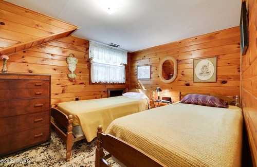 Sunny Point Cabina | Lakefront Cabin on Lake Wallenpaupack!