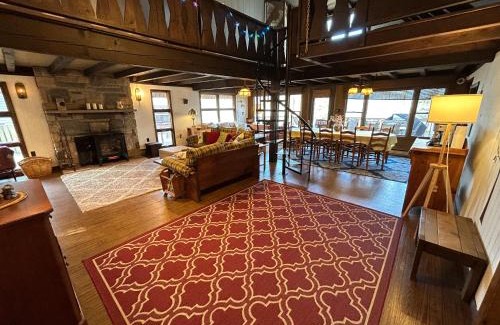 Pocono Lake Casa | Lakefront Cabin Pvt Beach and Dock - Sunset Marina