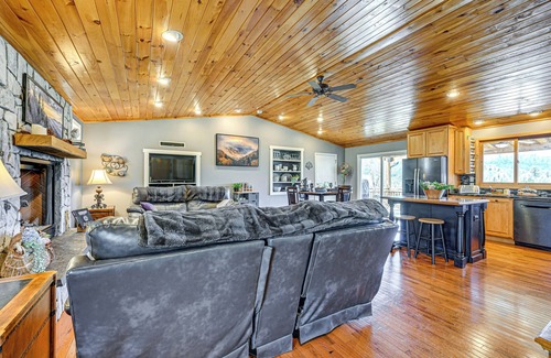 Robbinsville Casa | Lakefront Cabin Retreat w/ Dock in Robbinsville!