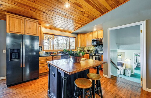 Robbinsville Casa | Lakefront Cabin Retreat w/ Dock in Robbinsville!