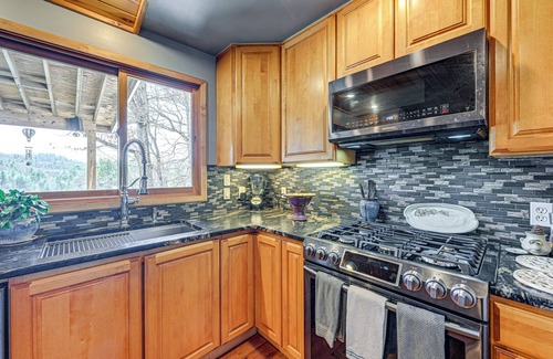 Robbinsville Casa | Lakefront Cabin Retreat w/ Dock in Robbinsville!