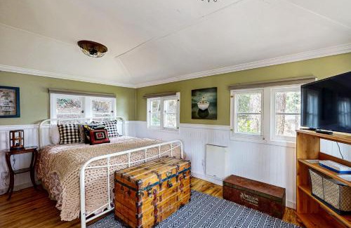 Bayfield Hotel | Lakefront Cabin Retreat (Cabin B)