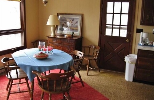 Longville Cabina | Cabina Longville 2BR con vistas del lago prístino!