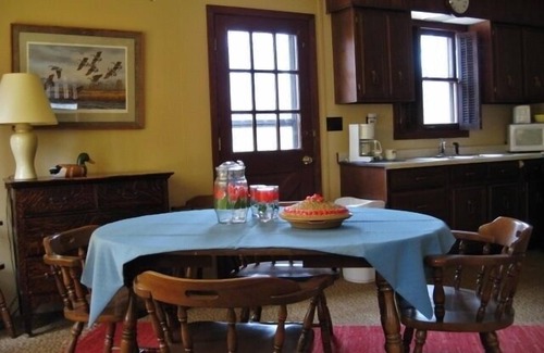 Longville Cabina | Cabina Longville 2BR con vistas del lago prístino!
