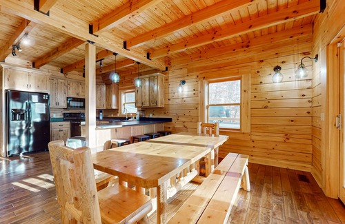 Tazewell Cabina | Lakefront cabin w/fire pit, dock, grill, fireplace, Wi-Fi