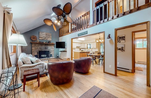 Pocono Summit Cabina | Lakefront cabin with sauna, dock, & screened porch - near resort/golf/casinos