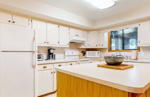 Pocono Summit Cabina | Lakefront cabin with sauna, dock, & screened porch - near resort/golf/casinos