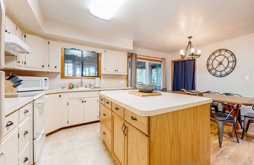 Pocono Summit Cabina | Lakefront cabin with sauna, dock, & screened porch - near resort/golf/casinos